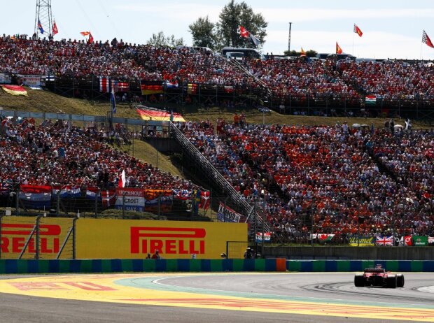 Blick auf die Tribünen in der Zielkurve des Hungarorings bei der Formel 1