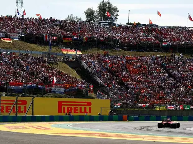 Blick auf die Tribünen in der Zielkurve des Hungarorings bei der Formel 1 Titel-Bild zur News: Blick auf die Tribünen in der Zielkurve des Hungarorings bei der Formel 1