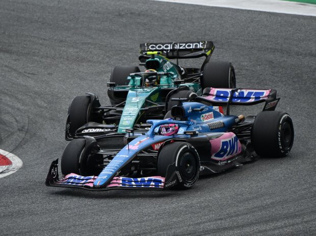 Fernando Alonso (Alpine A522) vor Sebastian Vettel (Aston Martin AMR22) beim formel-1-Rennen in Österreich 2022