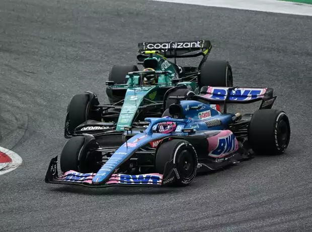 Fernando Alonso (Alpine A522) vor Sebastian Vettel (Aston Martin AMR22) beim formel-1-Rennen in Österreich 2022 Titel-Bild zur News: Fernando Alonso (Alpine A522) vor Sebastian Vettel (Aston Martin AMR22) beim formel-1-Rennen in Österreich 2022