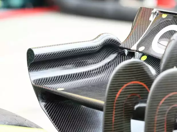 Die wulstige Endplatte am Heckflügel des Aston Martin AMR22 Titel-Bild zur News: Die wulstige Endplatte am Heckflügel des Aston Martin AMR22