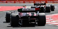 Guanyu Zhou (Alfa Romeo) hinter Max Verstappen (Red Bull) beim Formel-1-Rennen in Budapest 2022