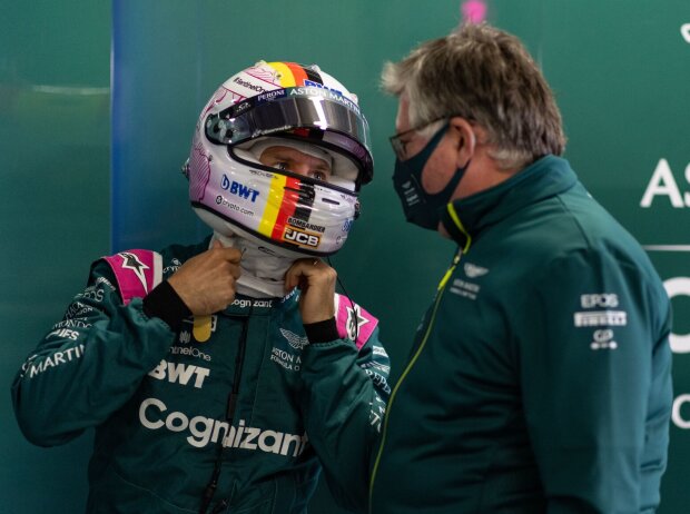 Titel-Bild zur News: Sebastian Vettel mit seinem Formel-1-Teamchef Otmar Szafnauer von Aston Martin