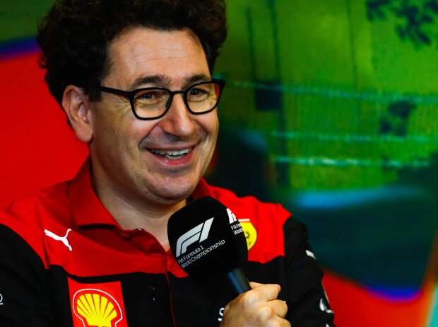 Titel-Bild zur News: Ferrari-Teamchef Mattia Binotto in einer Formel-1-Pressekonferenz