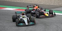 Lewis Hamilton (Mercedes W13) und Max Verstappen (Red Bull RB18) beim Formel-1-Rennen in Spielberg 2022