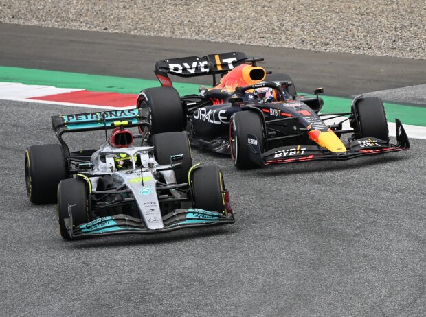 Lewis Hamilton (Mercedes W13) und Max Verstappen (Red Bull RB18) beim Formel-1-Rennen in Spielberg 2022