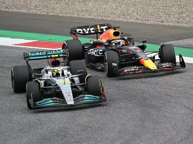 Lewis Hamilton (Mercedes W13) und Max Verstappen (Red Bull RB18) beim Formel-1-Rennen in Spielberg 2022 Titel-Bild zur News: Lewis Hamilton (Mercedes W13) und Max Verstappen (Red Bull RB18) beim Formel-1-Rennen in Spielberg 2022