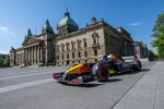 Ex-Formel-1-Pilot David Coulthard nimmt Fußballer Emil Forsberg im Red Bull mit durch Leipzig