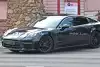 Bild zum Inhalt: Porsche Panamera (2022) als Prototyp mit Zentralverschluss-Felgen