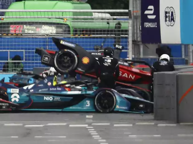 Unfall zwischen Nyck de Vreis und Sebastien Buemi beim Formel-E-Rennen 2022 in Seoul Titel-Bild zur News: Unfall zwischen Nyck de Vreis und Sebastien Buemi beim Formel-E-Rennen 2022 in Seoul
