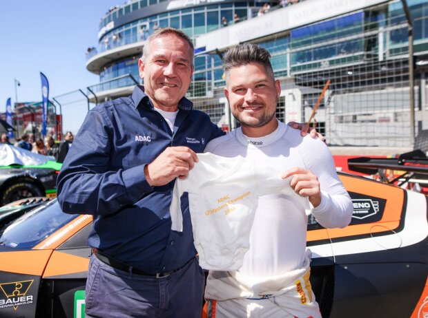 ADAC-Motorsportchef Thomas Voss überreichte Christopher Mies am Sonntag einen Strampler 