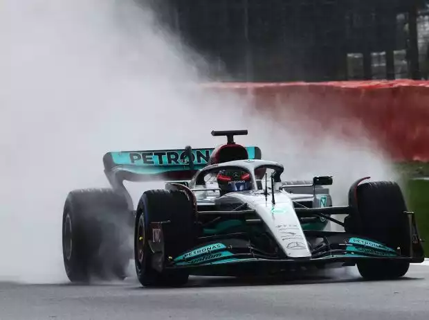 Titel-Bild zur News: George Russell mit dem Mercedes W13 bei dessen Jungfernfahrt in Silverstone vor der Formel-1-Saison 2022