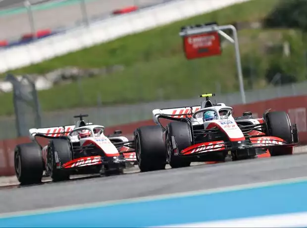 Mick Schumacher und Kevin Magnussen (Haas VF-22) beim Formel-1-Rennen in Spielberg 2022 Titel-Bild zur News: Mick Schumacher und Kevin Magnussen (Haas VF-22) beim Formel-1-Rennen in Spielberg 2022
