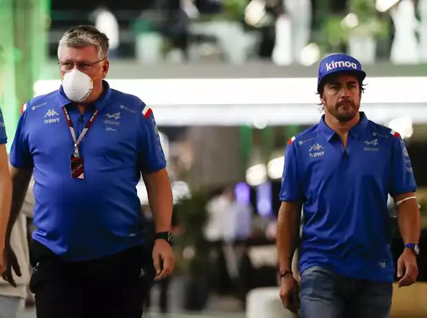 Alpine-Teamchef Otmar Szafnauer und Fernando Alonso Titel-Bild zur News: Alpine-Teamchef Otmar Szafnauer und Fernando Alonso
