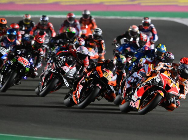 Start zum MotoGP-Rennen beim GP Katar 2022 in Losail: Pol Espargaro führt