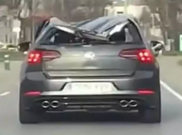VW Golf R crushed roof Titel-Bild zur News: VW Golf R crushed roof
