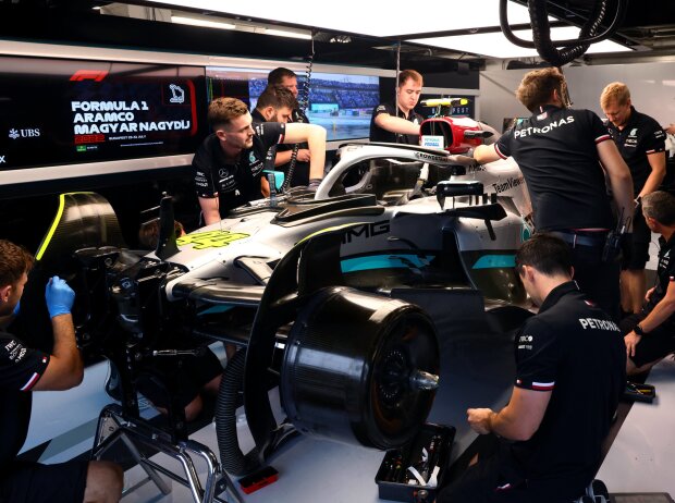 Titel-Bild zur News: Mechaniker arbeiten in Ungarm am Mercedes W13 von Lewis Hamilton