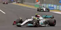 Lewis Hamilton vor George Russell (Mercedes W13) beim Formel-1-Rennen in Ungarn 2022