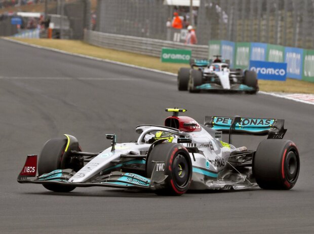 Titel-Bild zur News: Lewis Hamilton vor George Russell (Mercedes W13) beim Formel-1-Rennen in Ungarn 2022