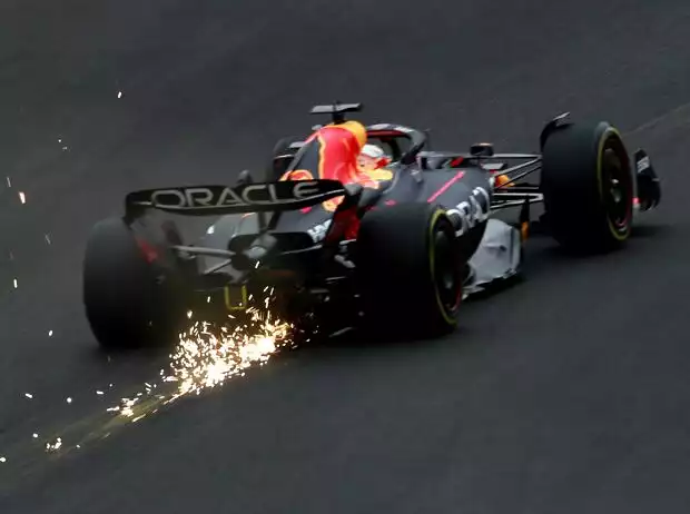 Max Verstappen im Red Bull RB18 bei der Durchfahrt von Eau Rouge und Raidillon in Spa Titel-Bild zur News: Max Verstappen im Red Bull RB18 bei der Durchfahrt von Eau Rouge und Raidillon in Spa