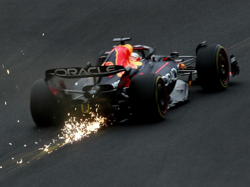 Max Verstappen im Red Bull RB18 bei der Durchfahrt von Eau Rouge und Raidillon in Spa