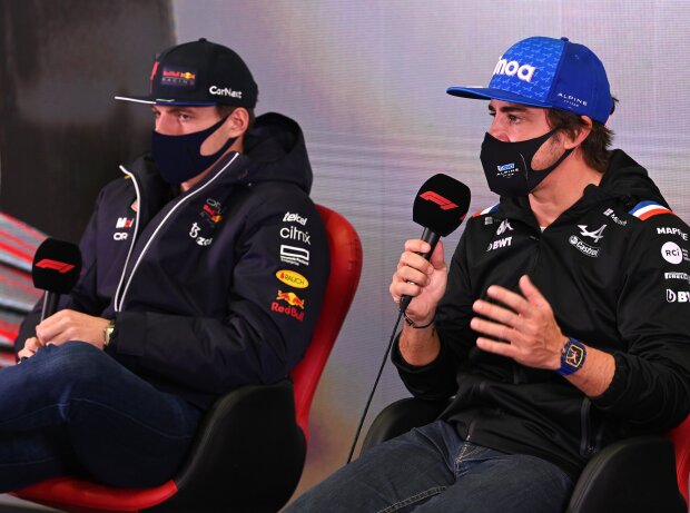 Titel-Bild zur News: Max Verstappen (Red Bull) und Fernando Alonso (Alpine)