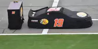 NASCAR-Auto von Martin Truex Jr. unter Regenplane