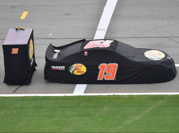 Titel-Bild zur News: NASCAR-Auto von Martin Truex Jr. unter Regenplane