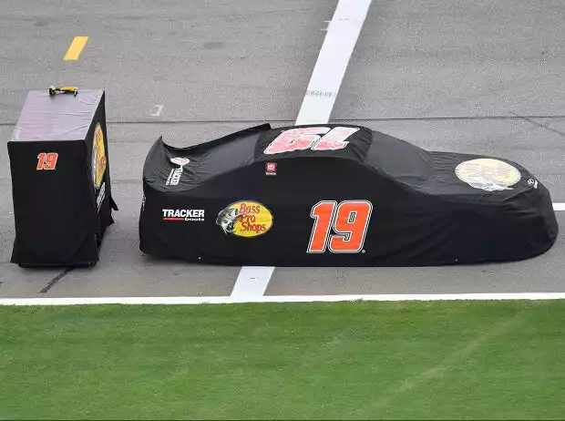 NASCAR-Auto von Martin Truex Jr. unter Regenplane Titel-Bild zur News: NASCAR-Auto von Martin Truex Jr. unter Regenplane