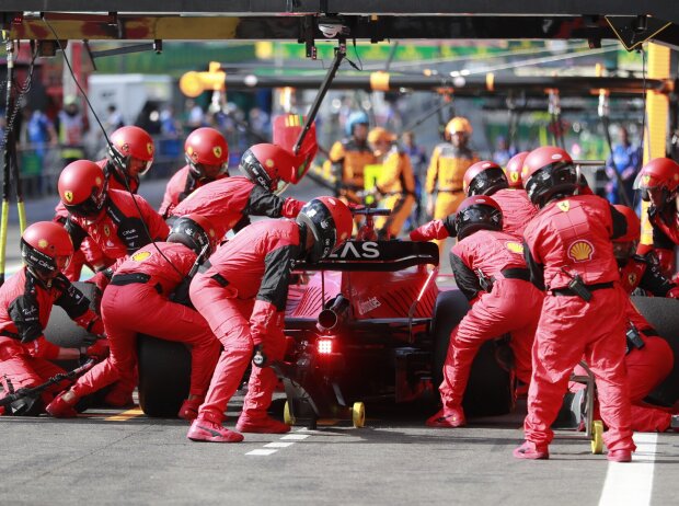 Titel-Bild zur News: Charles Leclerc (Ferrari) beim Boxenstopp beim Formel-1-Rennen in Belgien 2022