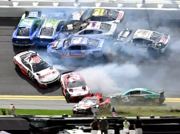 Big One: NASCAR-Massencrash auf dem Daytona International Speedway Titel-Bild zur News: Big One: NASCAR-Massencrash auf dem Daytona International Speedway