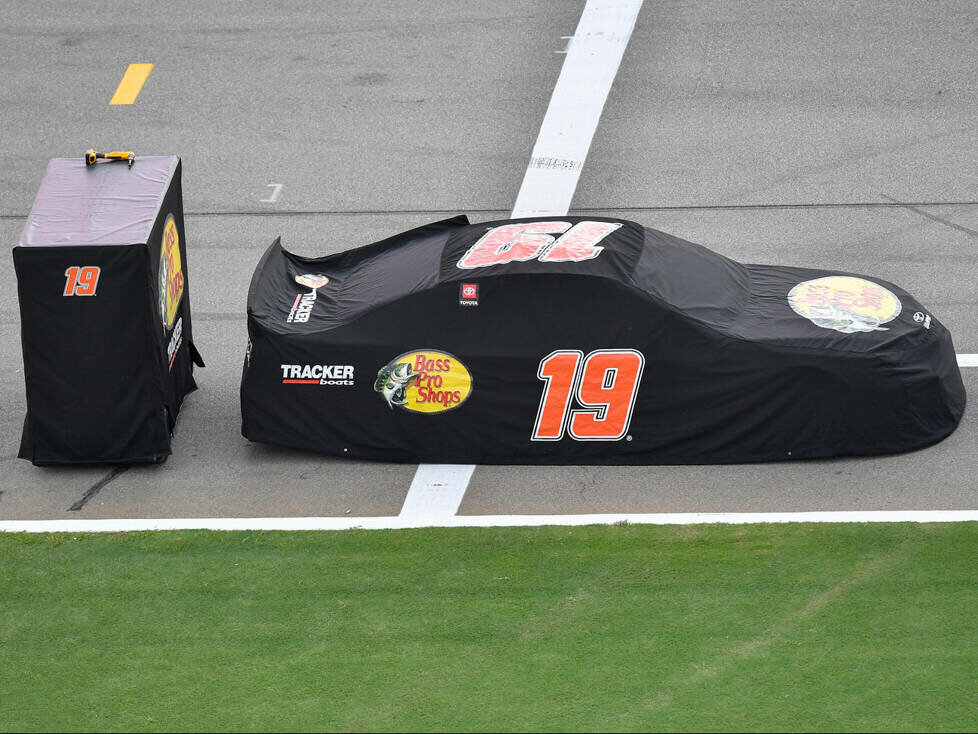 NASCAR-Auto von Martin Truex Jr. unter Regenplane