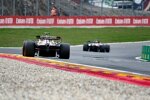 Guanyu Zhou (Alfa Romeo) und Nicholas Latifi (Williams) 