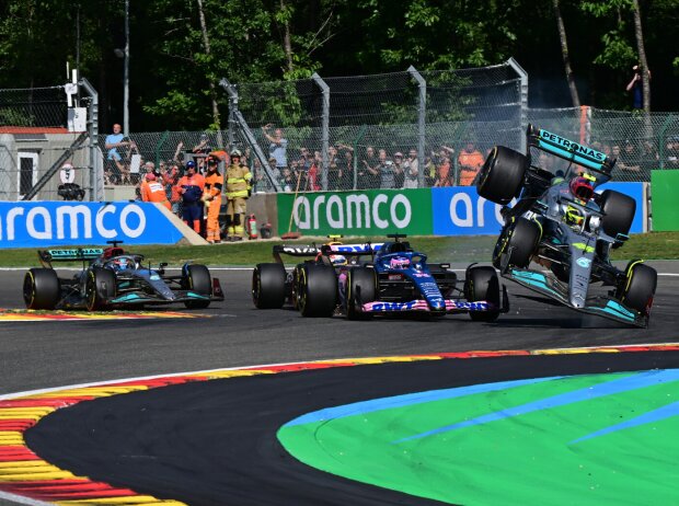 Titel-Bild zur News: Lewis Hamilton (Mercedes W13) hebt nach einer Kollision mit Fernando Alonso (Alpine A522) ab