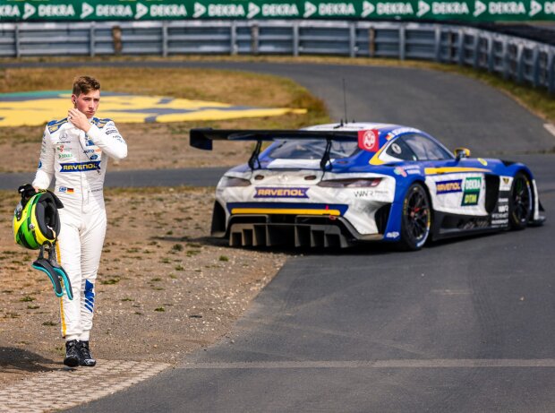 David Schumacher nach seinem Ausfall beim zweiten DTM-Rennen auf dem Nürburging 2022 nach der Kollision mit Rene Rast David Schumacher nach seinem Ausfall beim zweiten DTM-Rennen auf dem Nürburging 2022 nach der Kollision mit Rene Rast