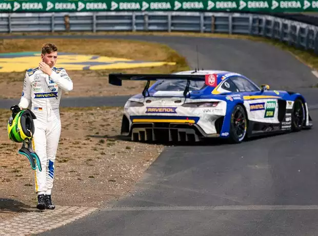 David Schumacher nach seinem Ausfall beim zweiten DTM-Rennen auf dem Nürburging 2022 nach der Kollision mit Rene Rast Titel-Bild zur News: David Schumacher nach seinem Ausfall beim zweiten DTM-Rennen auf dem Nürburging 2022 nach der Kollision mit Rene Rast