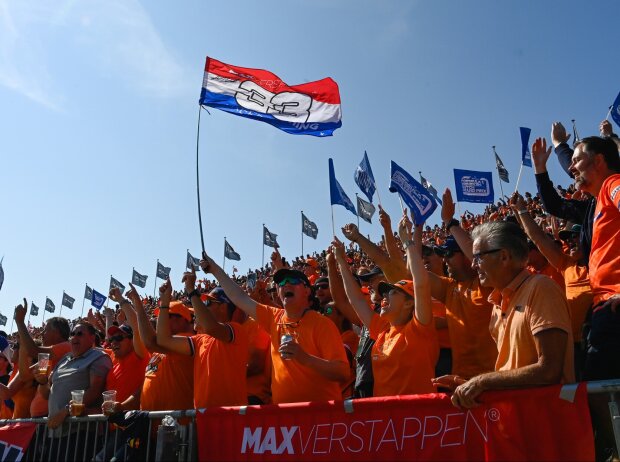 Titel-Bild zur News: Fans von Max Verstappen beim Formel-1-Rennen in Zandvoort