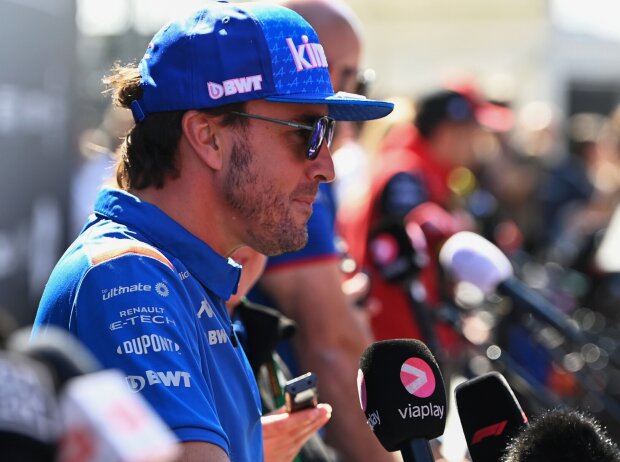Titel-Bild zur News: Fernando Alonso (Alpine) spricht vor dem Formel-1-Rennen in Zandvoort zu den Medien