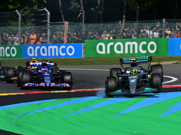 Titel-Bild zur News: Fernando Alonso (Alpine A522) und Lewis Hamilton (Mercedes W13) kollidieren beim Formel-1-Rennen in Belgien 2022