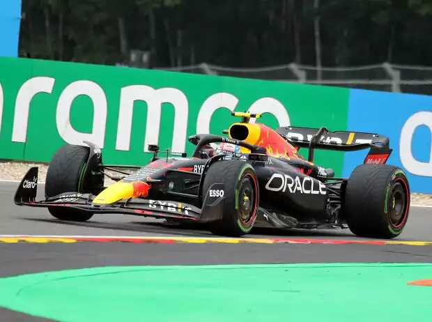Sergio Perez (Red Bull RB18) beim Formel-1-Rennen in Belgien 2022 Titel-Bild zur News: Sergio Perez (Red Bull RB18) beim Formel-1-Rennen in Belgien 2022