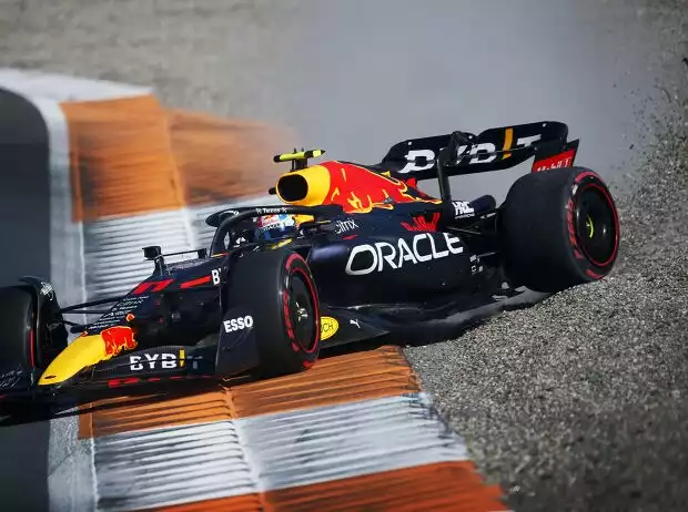 Sergio Perez im Red Bull RB18 bei seinem Abflug im Qualifying in Zandvoort 2022 Titel-Bild zur News: Sergio Perez im Red Bull RB18 bei seinem Abflug im Qualifying in Zandvoort 2022