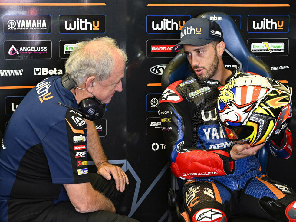 Andrea Dovizioso mit Ramon Forcada und speziellem Helm für sein letztes MotoGP-Rennen