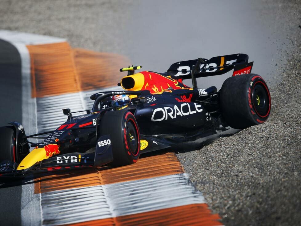 Sergio Perez im Red Bull RB18 bei seinem Abflug im Qualifying in Zandvoort 2022