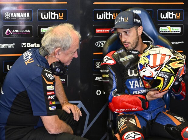 Andrea Dovizioso mit Ramon Forcada und speziellem Helm für sein letztes MotoGP-Rennen Andrea Dovizioso mit Ramon Forcada und speziellem Helm für sein letztes MotoGP-Rennen