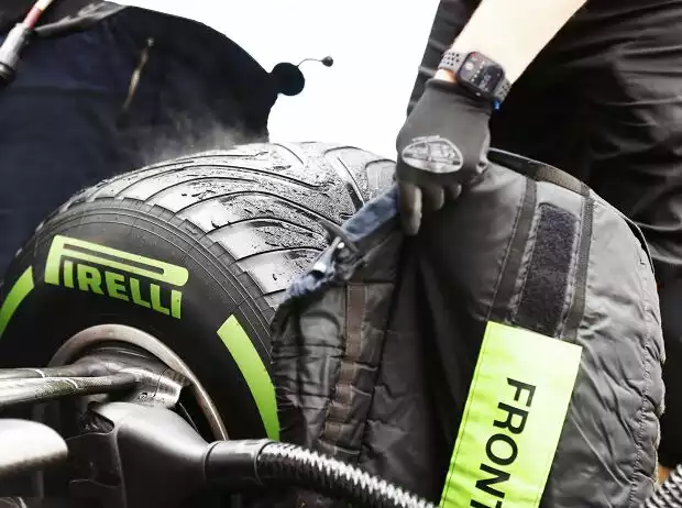 Titel-Bild zur News: Pirelli-Intermediate-Reifen in einer Reifenheizdecke