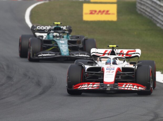 Mick Schumacher im Haas VF-22 vor Sebastian Vettel im Aston Martin AMR22 beim Formel-1-Rennen in Zandvoort 2022 Mick Schumacher im Haas VF-22 vor Sebastian Vettel im Aston Martin AMR22 beim Formel-1-Rennen in Zandvoort 2022