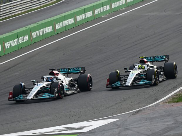 Titel-Bild zur News: George Russell und Lewis Hamilton (Mercedes W13) beim Formel-1-Rennen von Zandvoort 2022