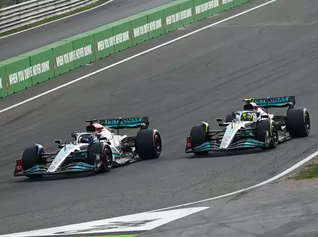 George Russell und Lewis Hamilton (Mercedes W13) beim Formel-1-Rennen von Zandvoort 2022 Titel-Bild zur News: George Russell und Lewis Hamilton (Mercedes W13) beim Formel-1-Rennen von Zandvoort 2022