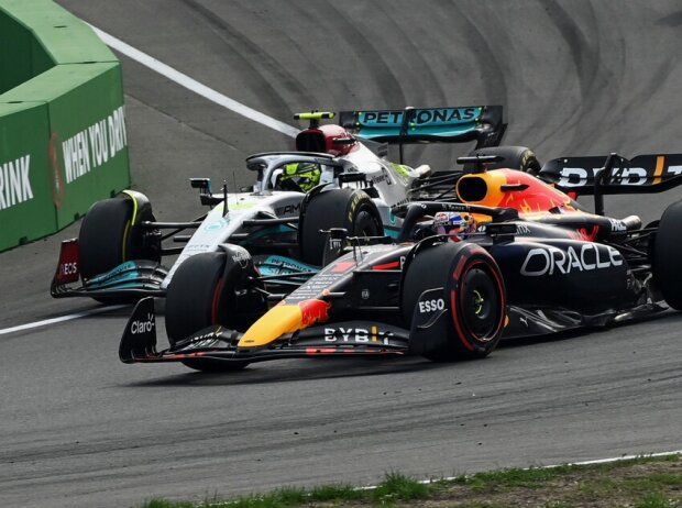 Titel-Bild zur News: Zandvoort 2022: Max Verstappen im Red Bull überholt Lewis Hamilton im Mercedes