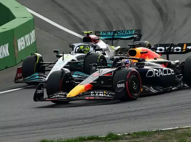 Zandvoort 2022: Max Verstappen im Red Bull überholt Lewis Hamilton im Mercedes Titel-Bild zur News: Zandvoort 2022: Max Verstappen im Red Bull überholt Lewis Hamilton im Mercedes